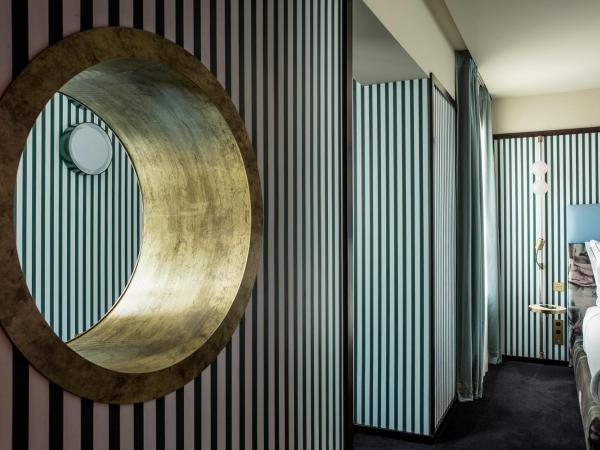 Hôtel du Rond-point des Champs-Élysées - Esprit de France : photo 8 de la chambre chambre deluxe