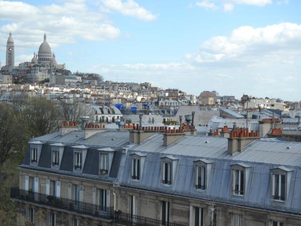 Mercure Paris Montmartre Sacr Coeur : photo 7 de la chambre chambre double privilge - vue sur tour eiffel ou sacr-c?ur