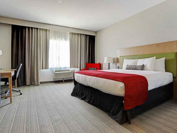 Country Inn & Suites by Radisson Houston Westchase-Westheimer : photo 2 de la chambre chambre lit king-size avec douche accessible en fauteuil roulant - accessible aux personnes à mobilité réduite - non-fumeurs