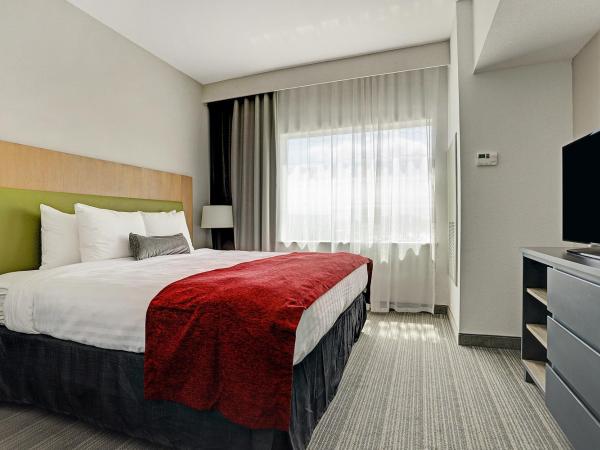 Country Inn & Suites by Radisson Houston Westchase-Westheimer : photo 3 de la chambre chambre lit king-size avec douche accessible en fauteuil roulant - accessible aux personnes à mobilité réduite - non-fumeurs