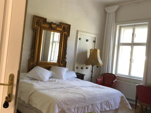 Sarah's Altstadt Oase Salzburg : photo 1 de la chambre grande chambre double avec salle de bains séparée - vue sur rivière