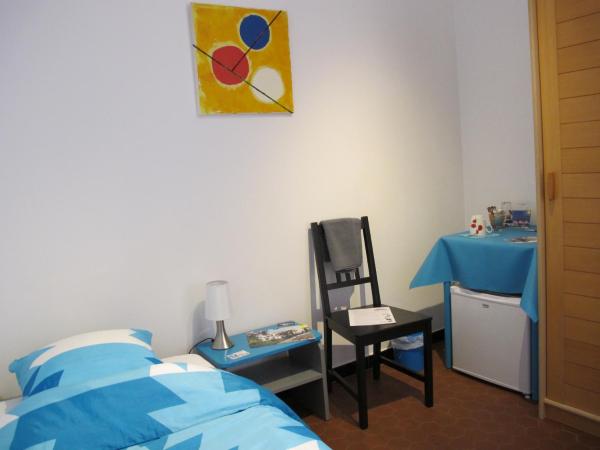 Villa Belle Rive : photo 4 de la chambre petite chambre simple avec douche et toilettes communes