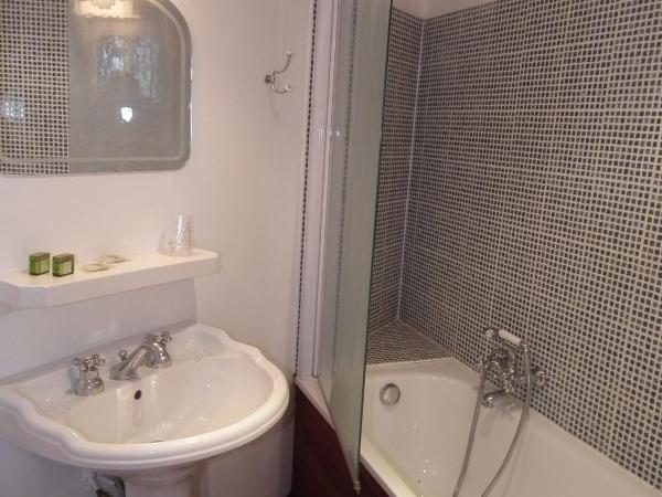 Logis Hôtel La Chaize : photo 9 de la chambre petite chambre 1 ou 2 personnes - vue sur cour