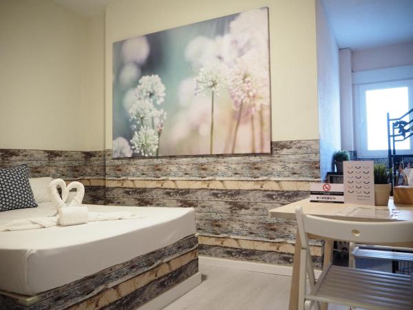 VALENCIA SUITS YOU Centro Histórico, Establecimiento Automatizado-Fast Auto Check in&Out, Solo para Adultos-Adults only : photo 4 de la chambre petite chambre double avec salle de bains privative extérieure