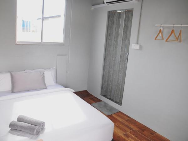GRAYHAUS SOHO Ipoh : photo 7 de la chambre chambre lit queen-size avec balcon
