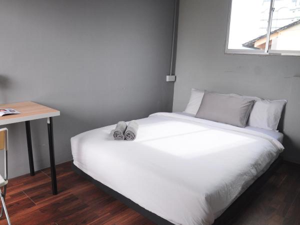 GRAYHAUS SOHO Ipoh : photo 2 de la chambre chambre lit queen-size avec balcon