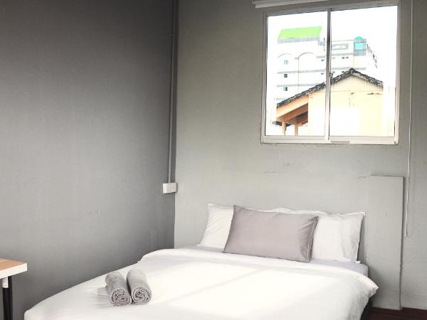 GRAYHAUS SOHO Ipoh : photo 1 de la chambre chambre lit queen-size avec balcon