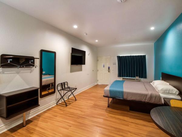 Motel 6-Houston, TX - North : photo 3 de la chambre chambre lit king-size deluxe - non-fumeurs