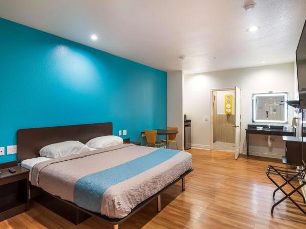 Motel 6-Houston, TX - North : photo 9 de la chambre chambre lit king-size deluxe - non-fumeurs