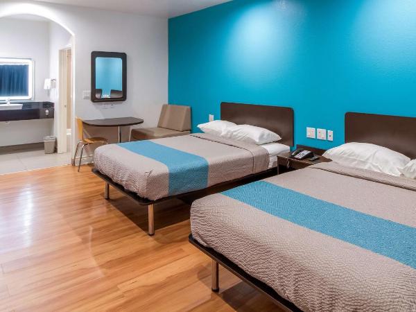 Motel 6-Houston, TX - North : photo 4 de la chambre chambre deluxe avec 2 lits queen-size - non-fumeurs