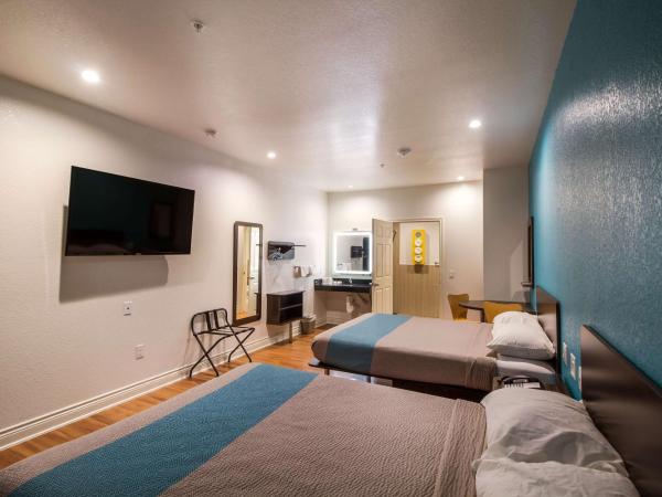 Motel 6-Houston, TX - North : photo 7 de la chambre chambre lit king-size deluxe - non-fumeurs