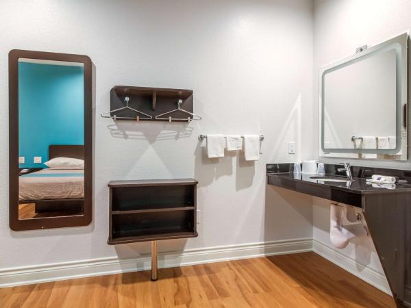 Motel 6-Houston, TX - North : photo 8 de la chambre chambre lit king-size - accessible aux personnes à mobilité réduite - non-fumeurs