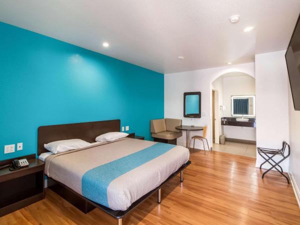 Motel 6-Houston, TX - North : photo 5 de la chambre chambre lit king-size deluxe - non-fumeurs