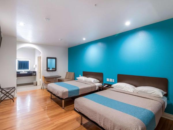 Motel 6-Houston, TX - North : photo 2 de la chambre chambre deluxe avec 2 lits queen-size - non-fumeurs