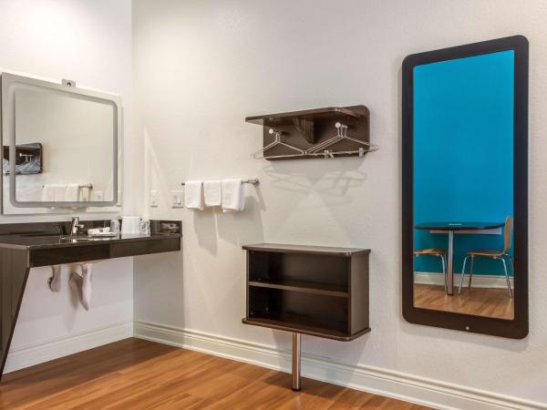 Motel 6-Houston, TX - North : photo 5 de la chambre chambre deluxe avec 2 lits queen-size - non-fumeurs