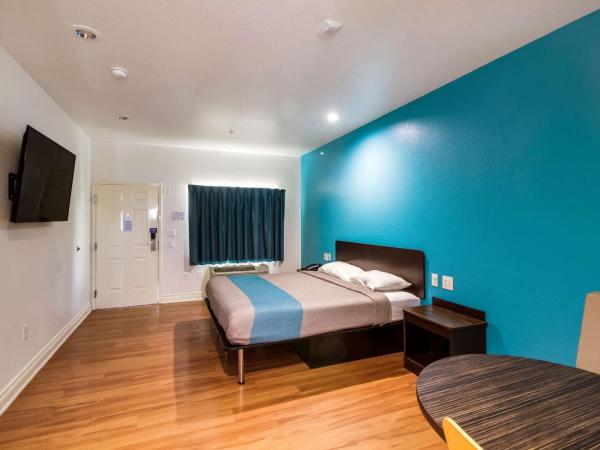 Motel 6-Houston, TX - North : photo 1 de la chambre chambre lit king-size deluxe - non-fumeurs