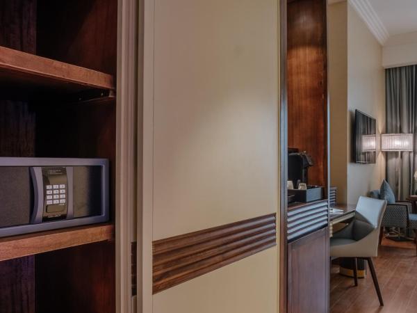 Stella Di Mare Dubai Marina Hotel : photo 4 de la chambre deluxe king room city view (free shuttle bus to the beach and marina mall)