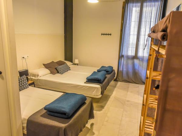 Feel Hostels Soho Malaga : photo 2 de la chambre chambre triple avec salle de bains privative