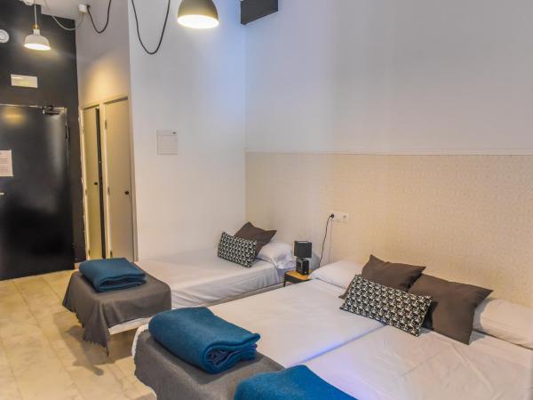 Feel Hostels Soho Malaga : photo 1 de la chambre chambre triple avec salle de bains privative