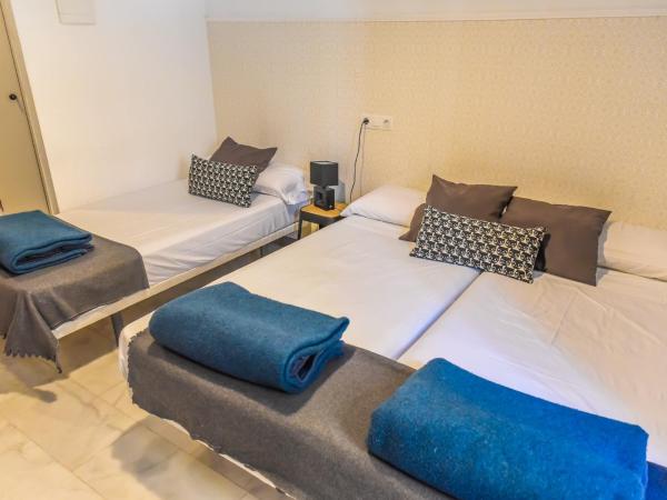 Feel Hostels Soho Malaga : photo 2 de la chambre chambre triple basique avec salle de bains commune