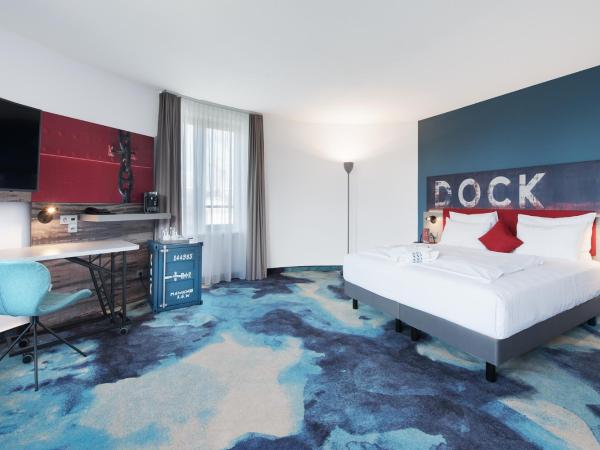 Mercure Hotel Hamburg City : photo 6 de la chambre suite junior avec lit king-size, canapé et minibar allin
