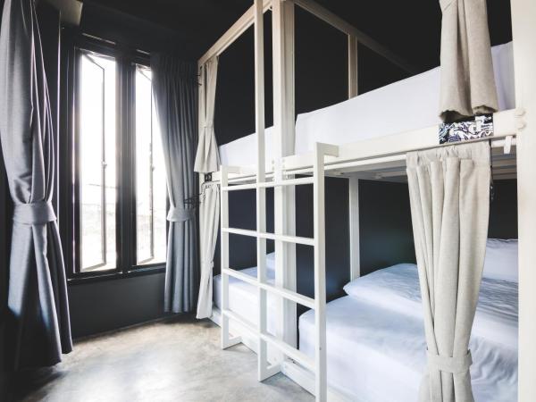 Issara by D Hostel : photo 2 de la chambre lit dans un dortoir de 4 lits