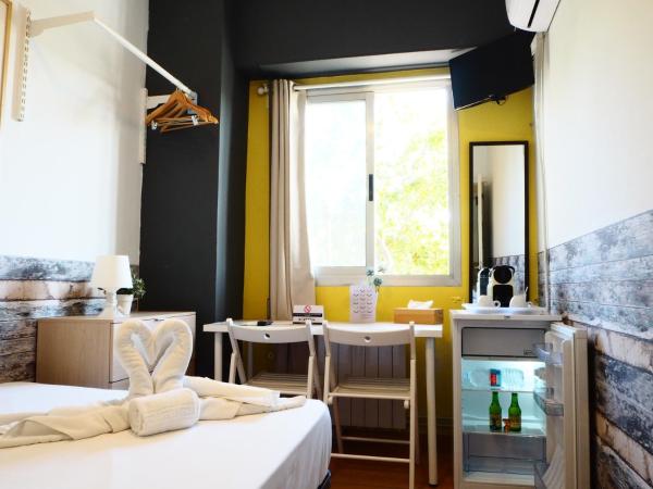 VALENCIA SUITS YOU Centro Histórico, Establecimiento Automatizado-Fast Auto Check in&Out, Solo para Adultos-Adults only : photo 3 de la chambre petite chambre double avec salle de bains privative extérieure