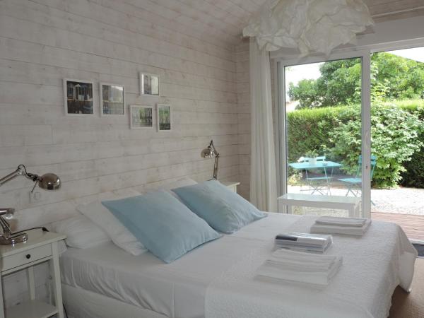 Chambres d'hôtes Villa Surcouf : photo 5 de la chambre chambre double - vue sur jardin