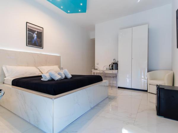 Trinity Luxury Resort by Babylon Stay : photo 3 de la chambre chambre double de luxe avec baignoire spa 