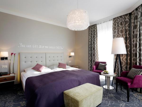 Hotel Schweizerhof Luzern : photo 3 de la chambre chambre double ou lits jumeaux deluxe - vue sur ville