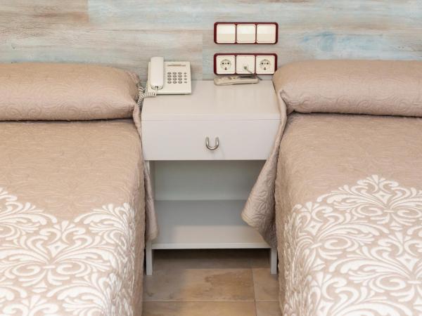 Hostal Viky : photo 10 de la chambre chambre lits jumeaux