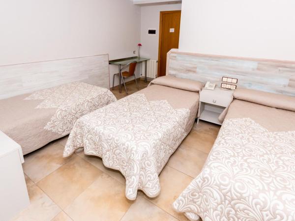 Hostal Viky : photo 8 de la chambre chambre triple