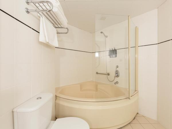 Ramada Diplomat Canberra : photo 9 de la chambre suite king spa