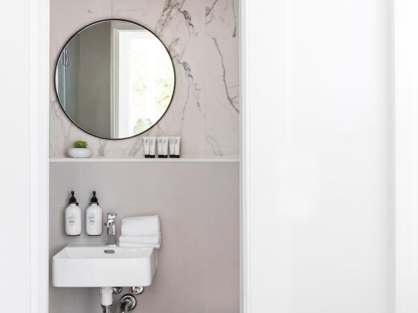 The Baxley Bondi : photo 8 de la chambre chambre lit queen-size avec salle de bains privative