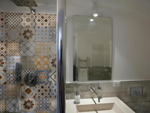 Approdo 36 : photo 3 de la chambre chambre double ou lits jumeaux avec salle de bains privative