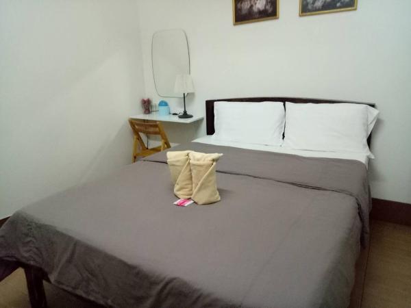 TT Hostel Chiangrai : photo 1 de la chambre chambre lit queen-size avec salle de bains commune 