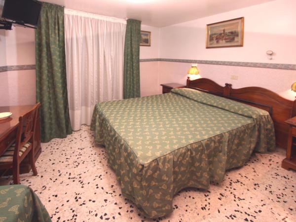 Hotel Cortese : photo 2 de la chambre chambre triple avec salle de bains privative
