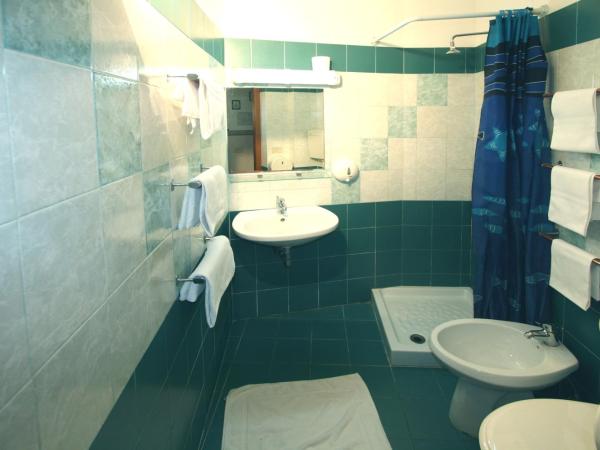 Hotel Cortese : photo 3 de la chambre chambre triple avec salle de bains privative