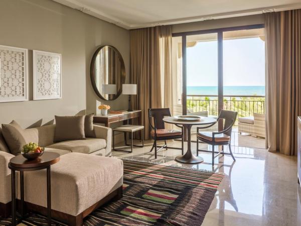 Four Seasons Hotel Tunis : photo 2 de la chambre chambre lit king-size de luxe - vue sur mer