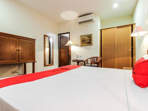 RedDoorz Plus near GBK Senayan : photo 10 de la chambre chambre double