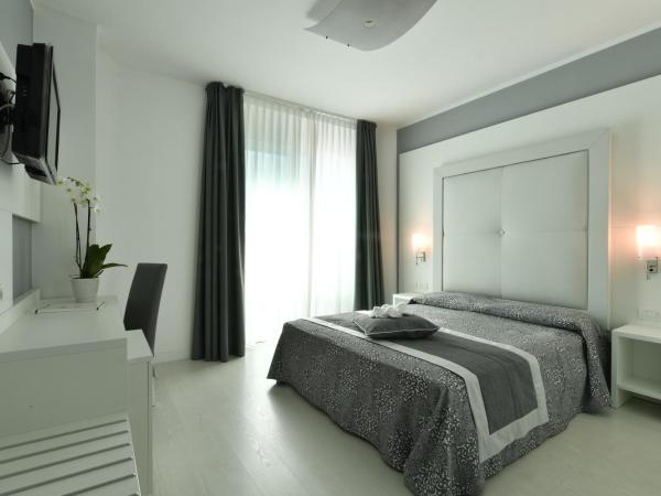 Hotel Europa : photo 4 de la chambre chambre double ou lits jumeaux avec forfait plage - vue sur mer