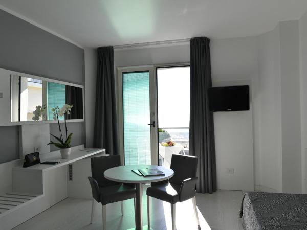 Hotel Europa : photo 2 de la chambre executive quadruple room with sea view and beach package