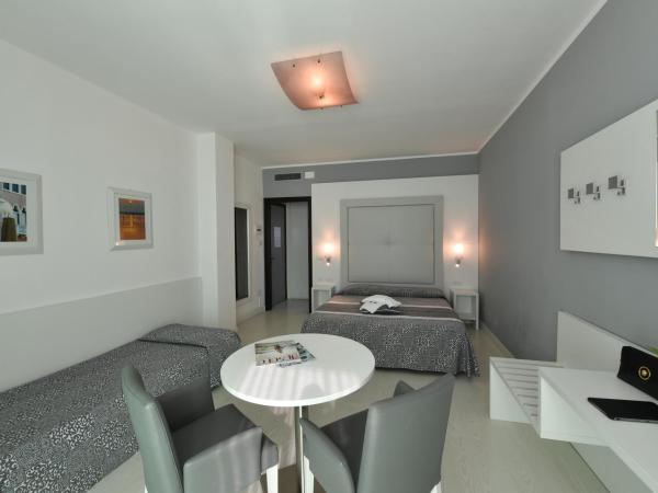 Hotel Europa : photo 4 de la chambre executive quadruple room with sea view and beach package