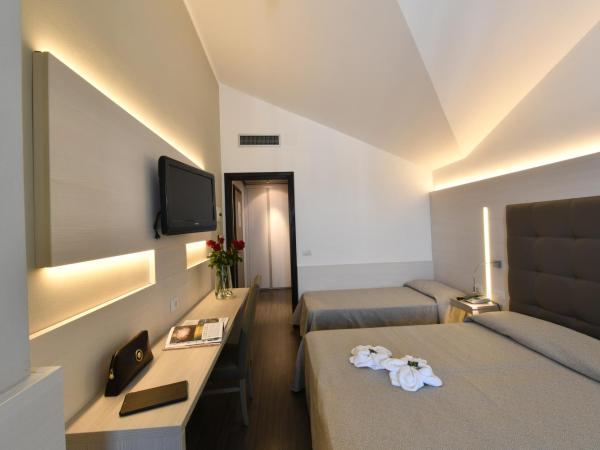 Hotel Europa : photo 6 de la chambre chambre quadruple premium avec forfait plage