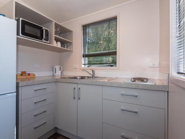 Blue Lake TOP 10 Holiday Park : photo 5 de la chambre lake view cabin with kitchenette