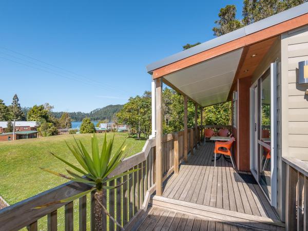 Blue Lake TOP 10 Holiday Park : photo 4 de la chambre lake view cabin with kitchenette