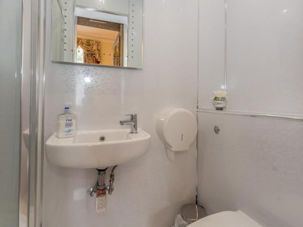 Menzies Guest House : photo 2 de la chambre chambre familiale (3 adultes)