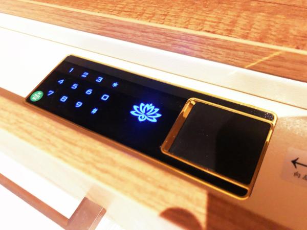 hipstercity hostel : photo 10 de la chambre lit simple dans dortoir avec salle de bains commune