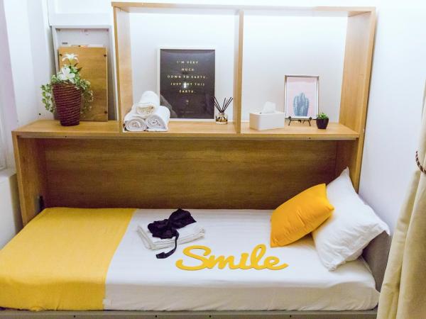 hipstercity hostel : photo 9 de la chambre lit simple dans dortoir avec salle de bains commune