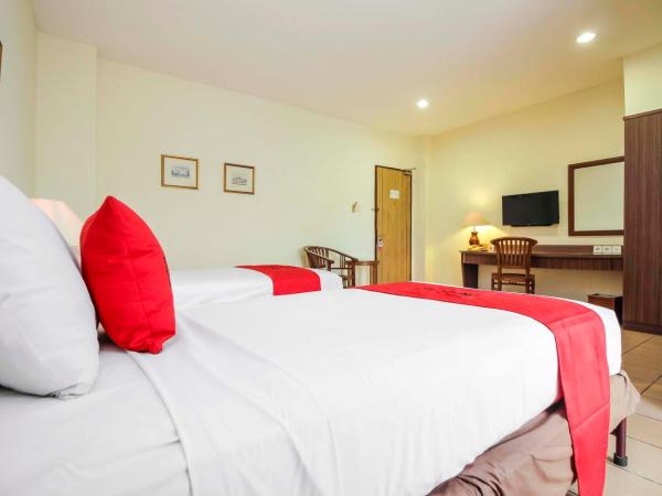 RedDoorz Plus near GBK Senayan : photo 4 de la chambre chambre lits jumeaux
